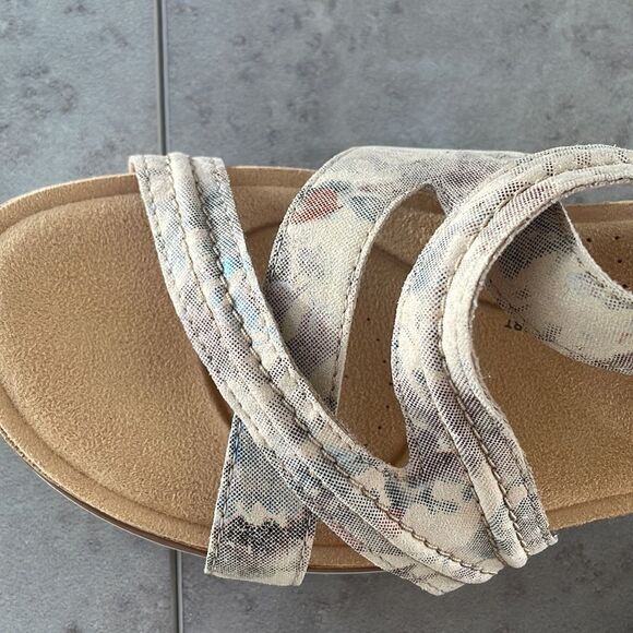 CLARKS Brynn Ave Sandal multi colored straps padded cork footbed 1” heel size 10 - Picture 11 of 14